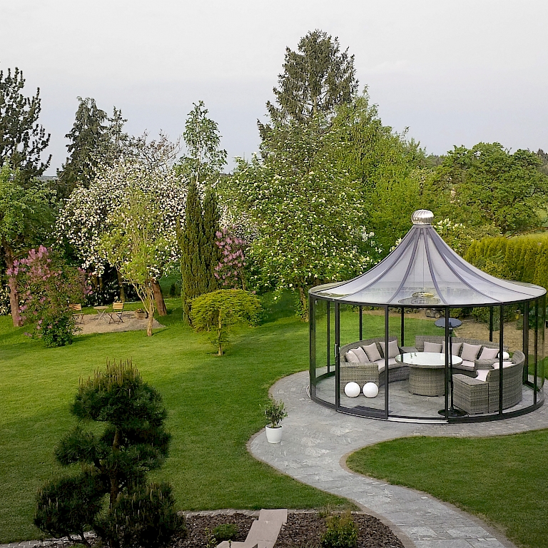 Der drehbare Glaspavillon Rondo von Hoklartherm ermöglicht einen Rundumblick in den heimischen Garten