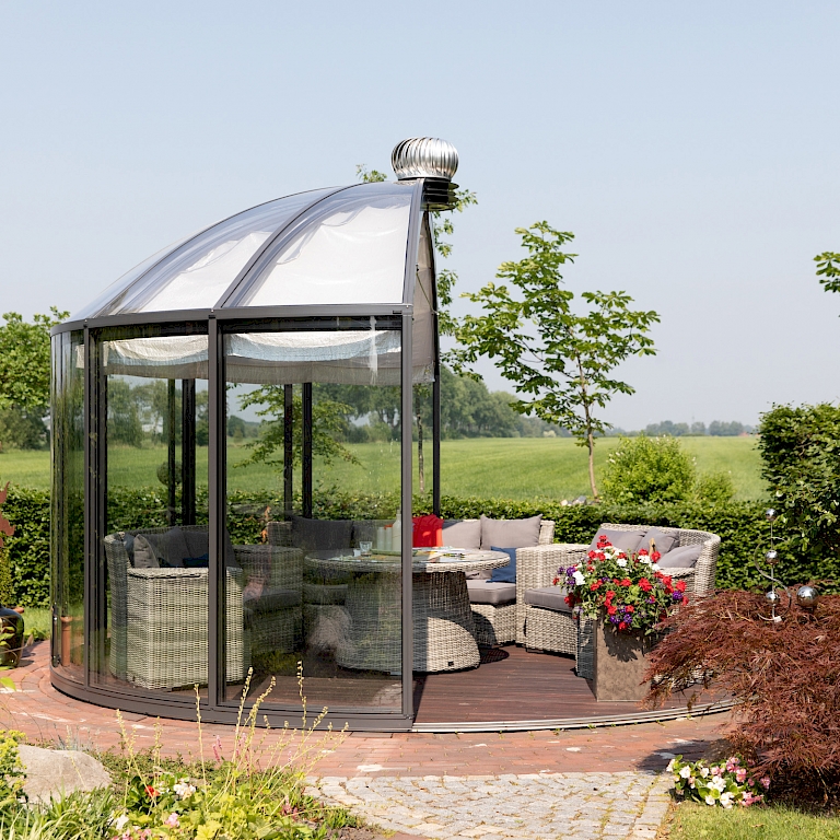 Der drehbare Pavillon Rondo von Hoklartherm ermöglicht eine 360°-Ausrichtung zur Sonne
