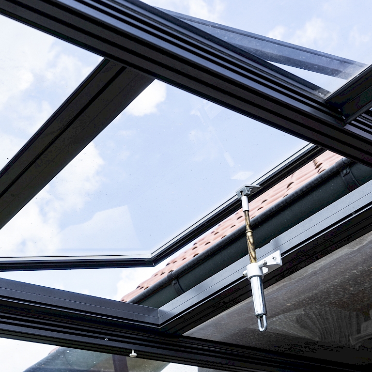 Auch die Dachfenster der Solarveranda Berlin lassen sich mühelos öffnen und garantieren eine optimale Belüftung im Inneren