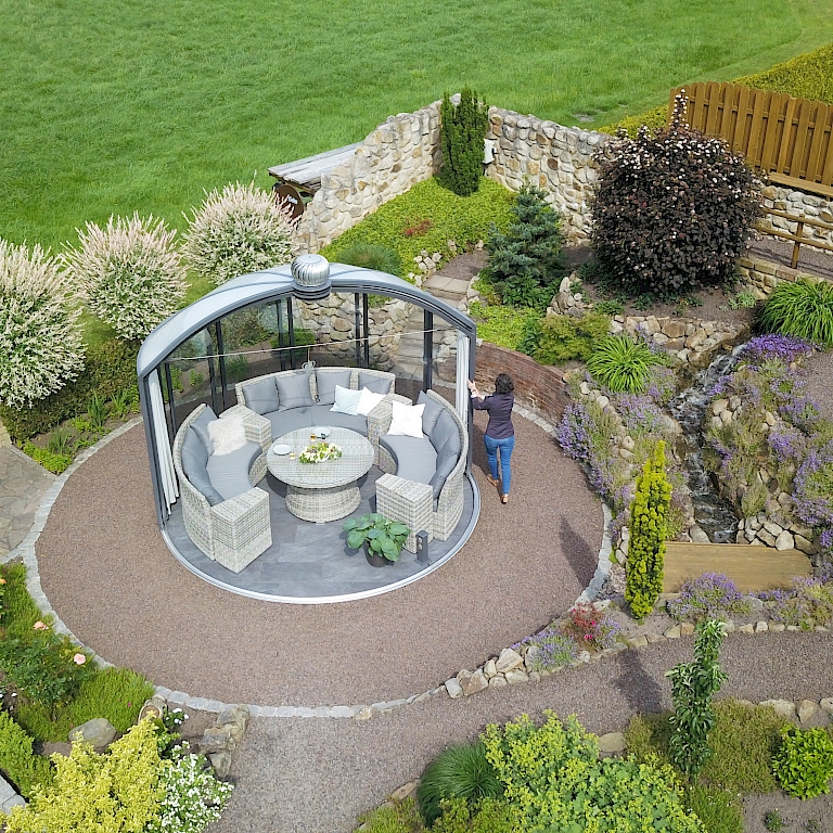 Der drehbare Pavillon Rondo von Hoklartherm zeigt Eleganz im Garten