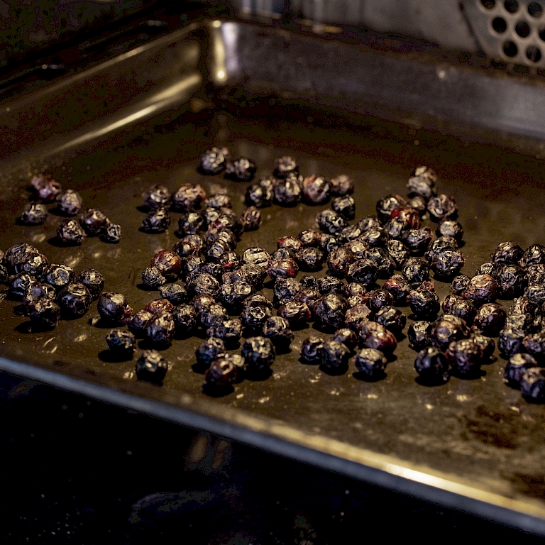 Im Ofen werden die Saskatoon Berrys® getrocknet und für´s Backen vorbereitet