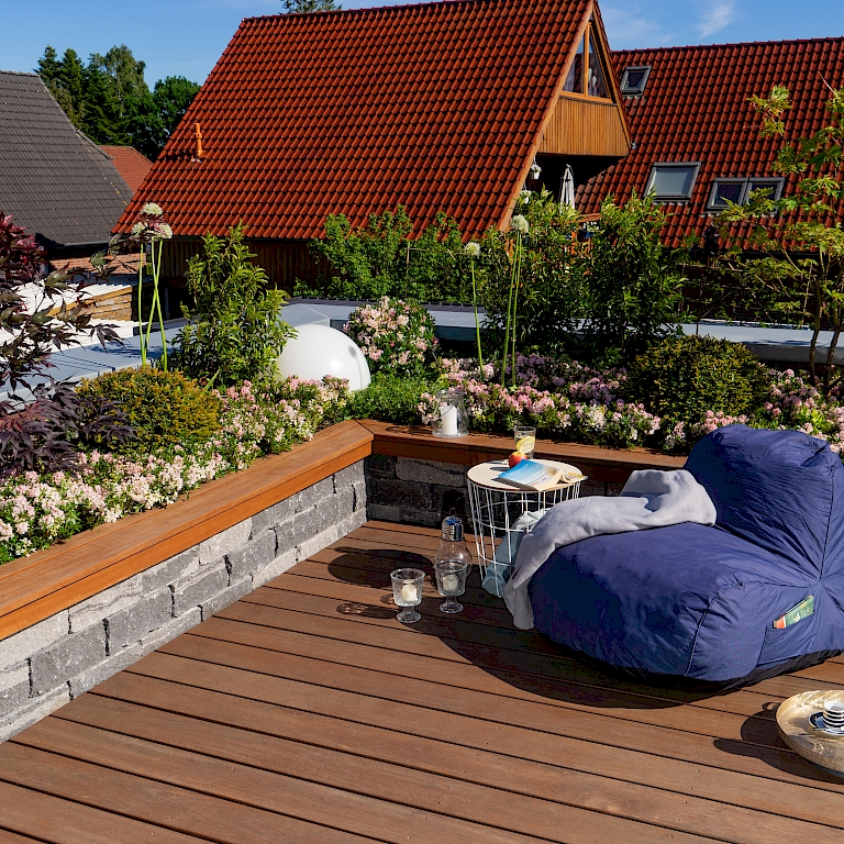 Natürlicher Terrassenbelag aus warmen Holzdielen auf der Dachterrasse – Garden Landscape Design